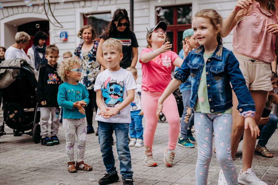 dzieci podczas zabawy