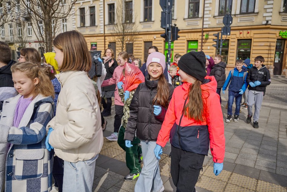 Uczniowie Szkoły Podstawowej nr 70 sprzątają Łódź