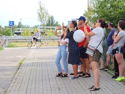 Rodzice żegnają dzieci przed wyjazdem na kolonie miejskie w Łodzi