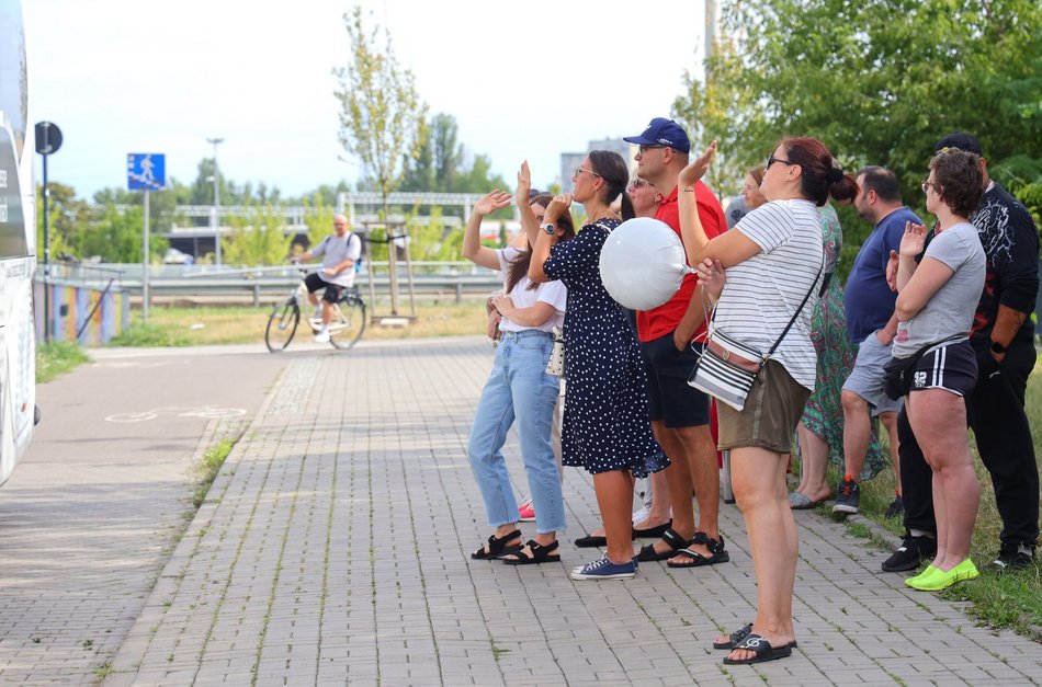 Rodzice żegnają dzieci przed wyjazdem na kolonie miejskie w Łodzi