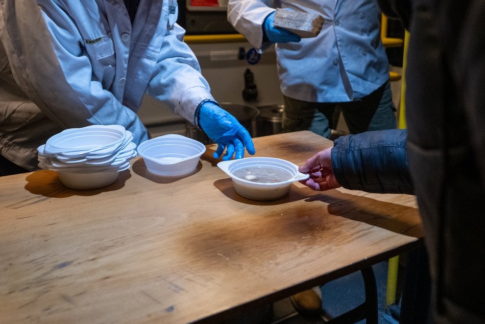 Łódź. Autobus dla osób w kryzysie bezdomności w Łodzi zakończył sezon. Rekordowa pomoc!