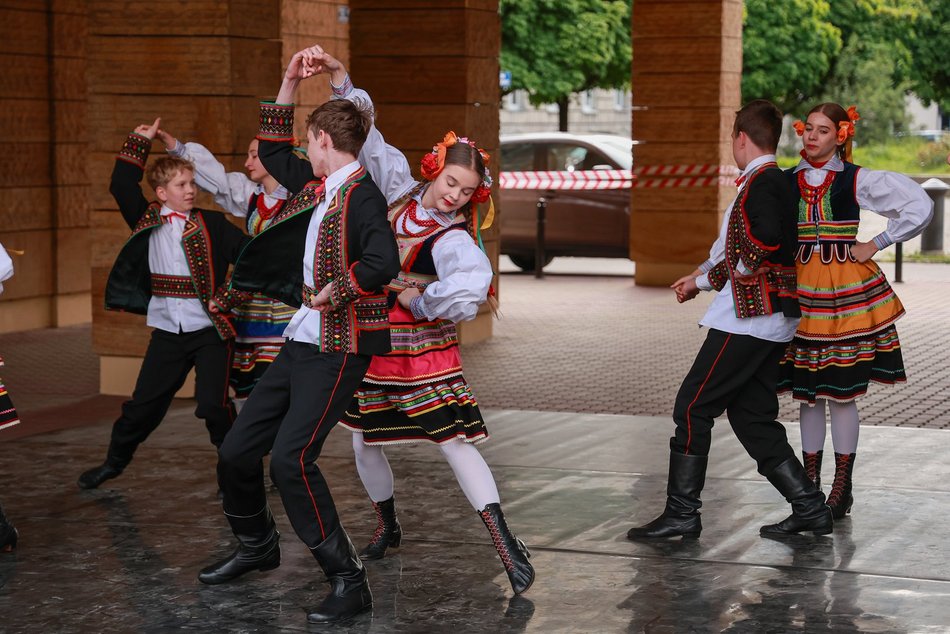 Łódź. Łodzianie uczcili je tańcem przy pomniku pisarza