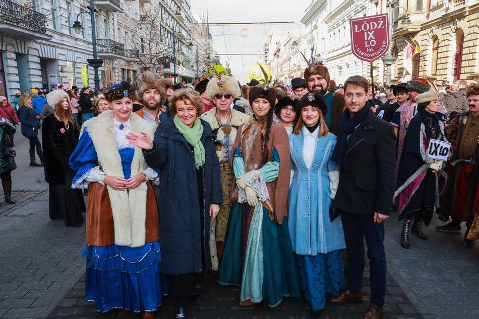 Łódź. Polonez dla Łodzi. Tłumy maturzystów zatańczyły na Piotrkowskiej. Razem z nimi łodzianie!