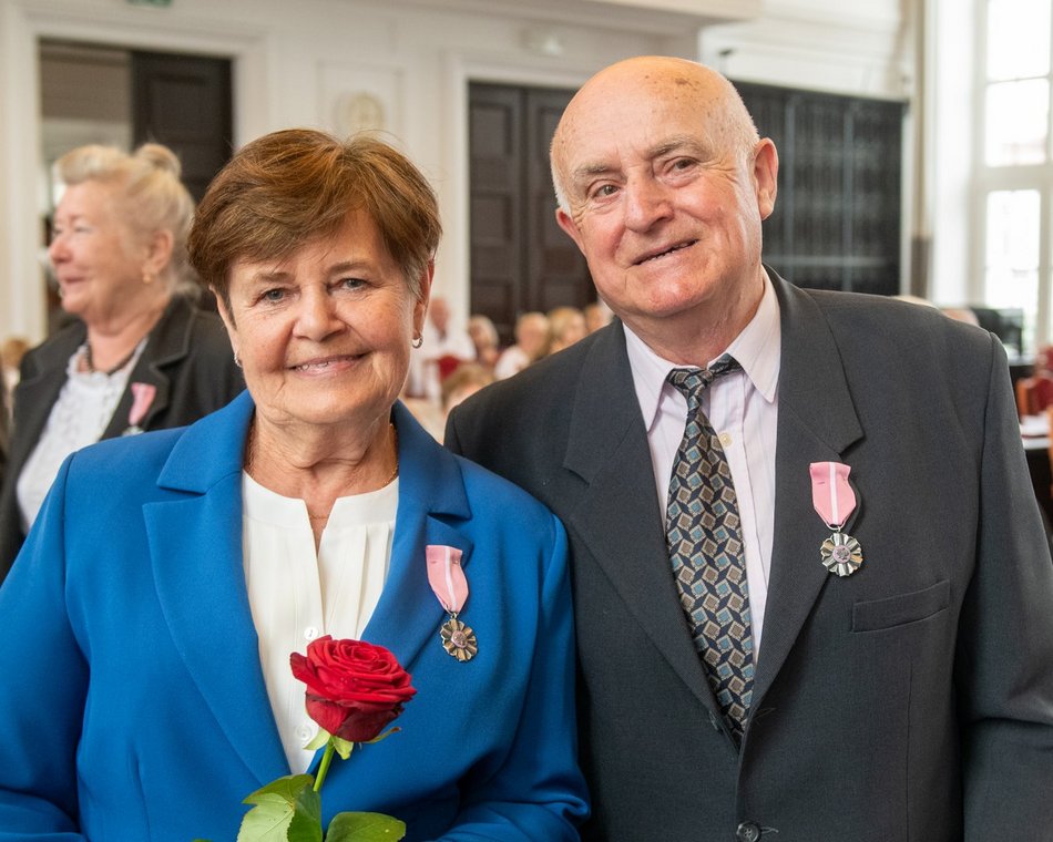 Łódź. Medale za długoletnie pożycia małżeńskie. Rekordziści są razem ponad 60 lat!