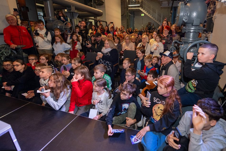 Łódź. Sławosz Uznański-Wiśniewski w EC1 Łódź. Tłumy łodzian na spotkaniu z astronautą