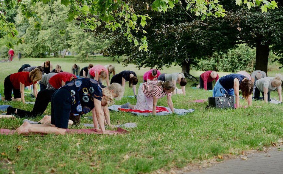 Łódź. Joga na świeżym powietrzu. Chętnych w parku Podolskim w Łodzi nie brakowało