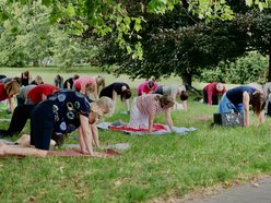 Łódź. Joga na świeżym powietrzu. Chętnych w parku Podolskim w Łodzi nie brakowało