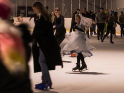 Łódź. Halloween na lodowisku Bombonierka w Łodzi. Królestwo duchów i zjaw na lodzie