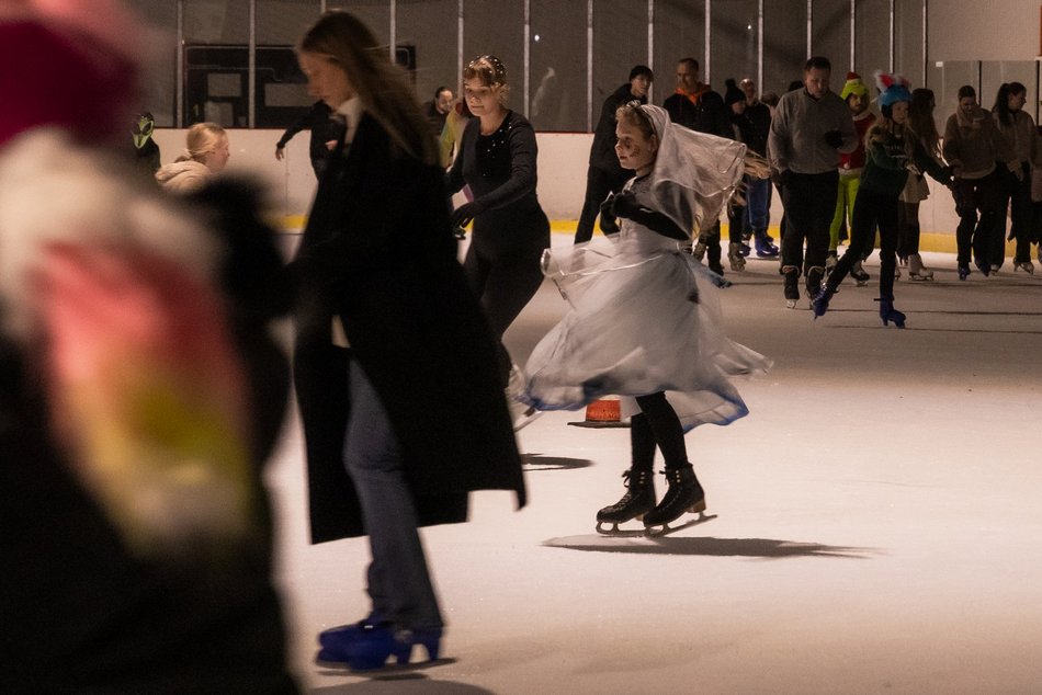 Łódź. Halloween na lodowisku Bombonierka w Łodzi. Królestwo duchów i zjaw na lodzie