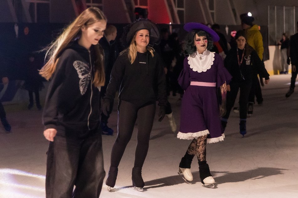 Łódź. Halloween na lodowisku Bombonierka w Łodzi. Królestwo duchów i zjaw na lodzie