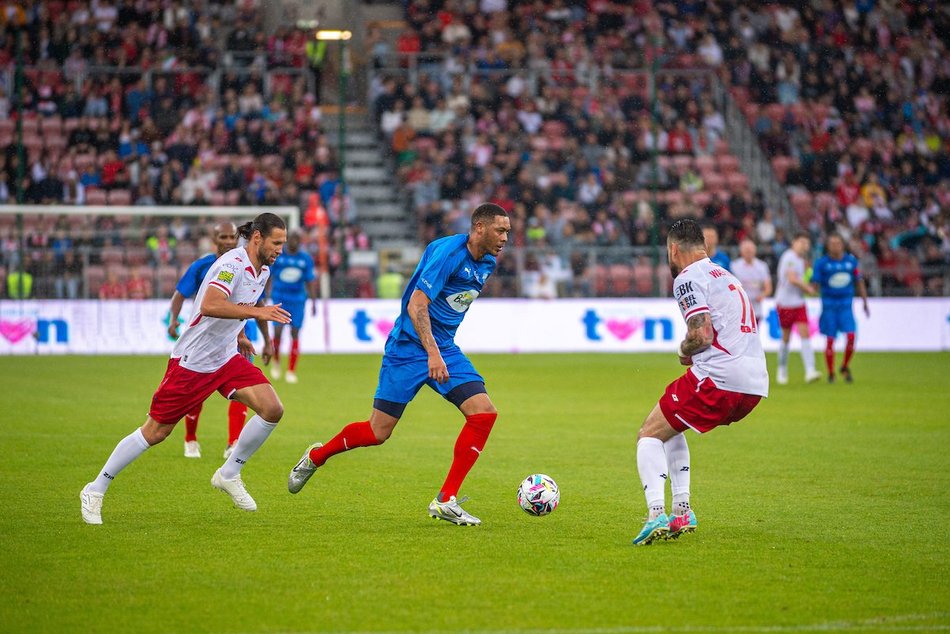 Łódź. Mecz Gwiazd w Łodzi. Na murawie Boniek, Krzynówek, Krychowiak