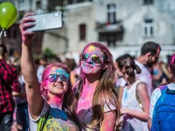 ludzie obrzuceni kolorowym proszkiem