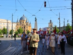 Marsz robotników podczas festiwalu REwolucja w Łodzi. Inscenizacja aktorów Teatru Chorea