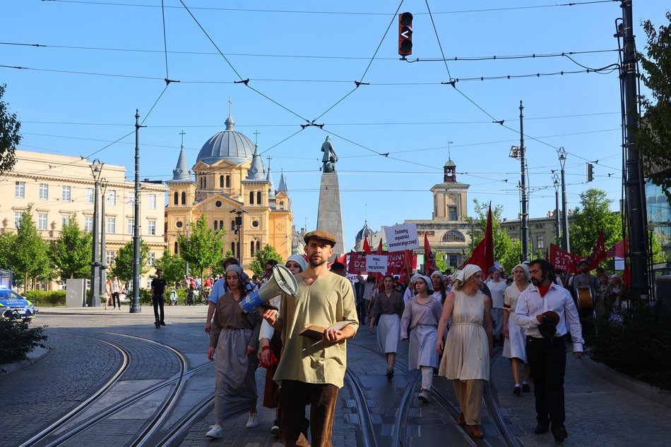 Marsz robotników podczas festiwalu REwolucja w Łodzi. Inscenizacja aktorów Teatru Chorea