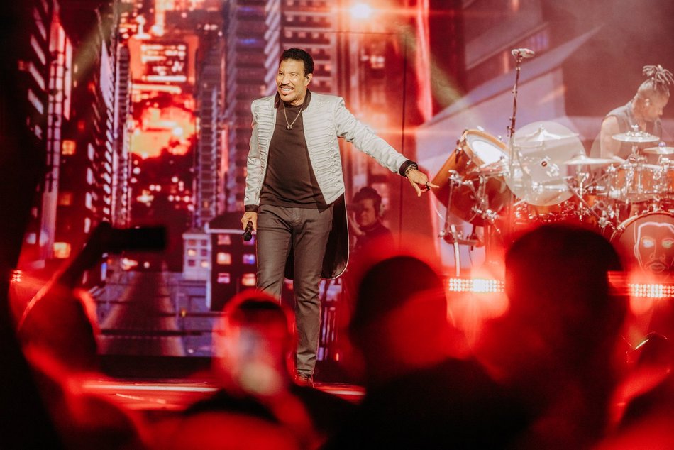 Łódź. Lionel Richie w Łodzi. Ponadczasowe hity porwały publiczność w Atlas Arenie