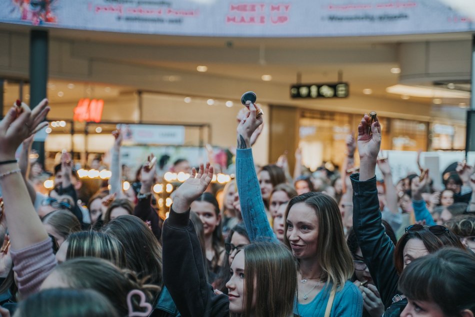 Łódź. Rekord malowania ust w Manufakturze w Łodzi pobity! Byłaś? Znajdź się na zdjęciach!