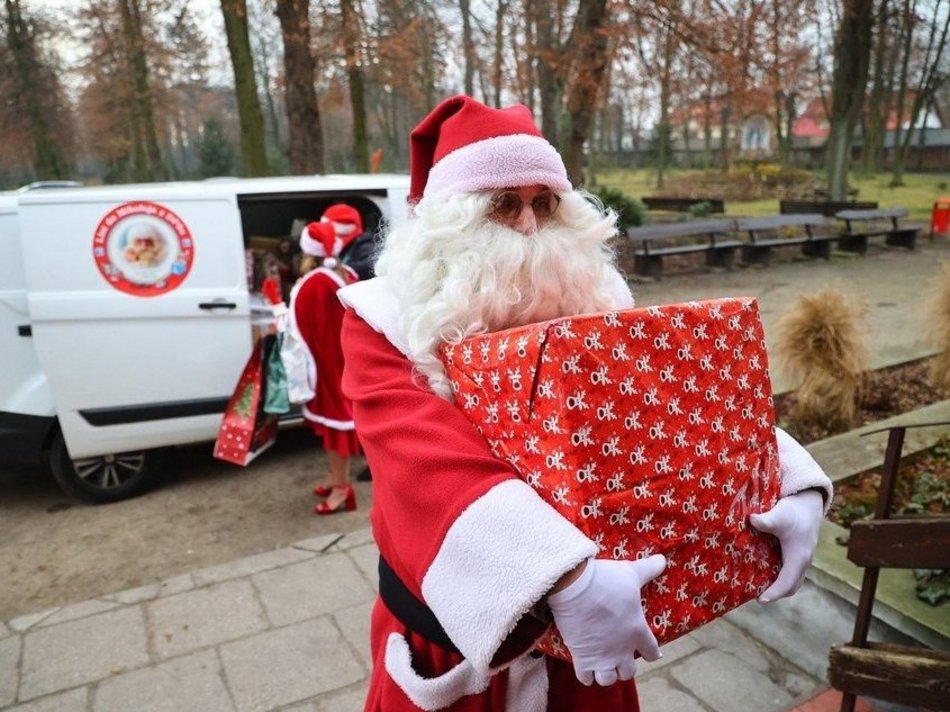 Łódź. Święty Mikołaj z prezentem