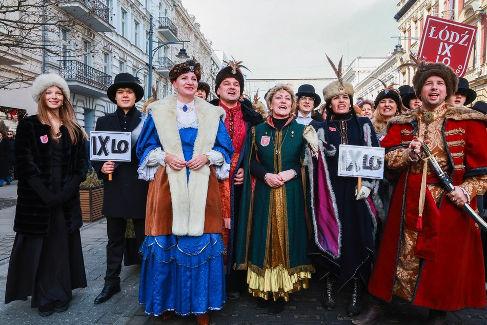 Łódź. Polonez dla Łodzi. Tłumy maturzystów zatańczyły na Piotrkowskiej. Razem z nimi łodzianie!