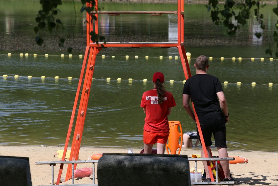 Łódź. Wakacje w Łodzi i na wyjeździe. Jak sprawdzić autokar i gdzie bezpiecznie pływać w mieście?