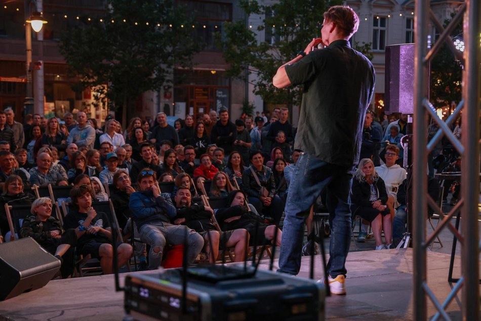 Łódź. Stand-up Piotrkowska w Łodzi. Za nami kolejny wieczór z dobrym humorem [ZDJĘCIA]