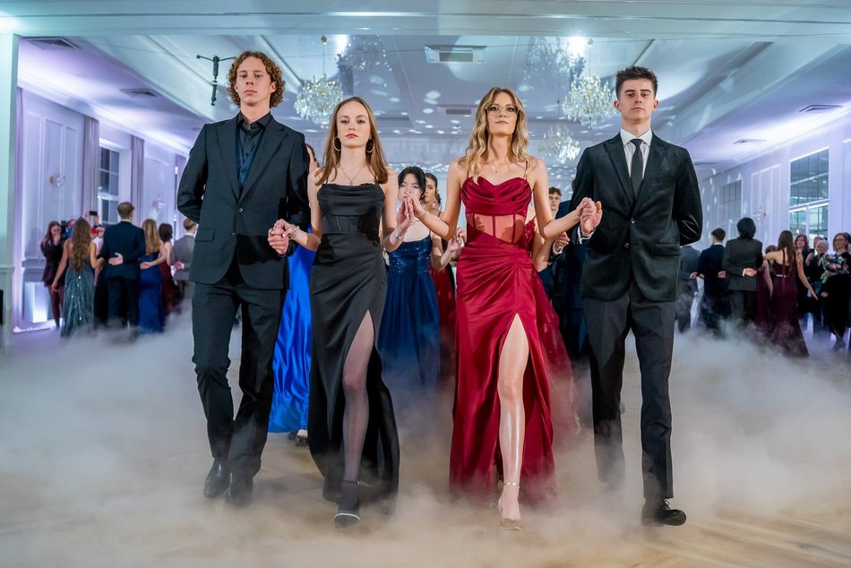 Łódź. Studniówka IV LO w Łodzi. Kreacje, które zapierały dech i radość na twarzach młodzieży