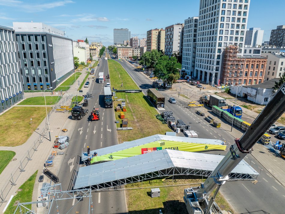 Budowa mBank sceny głównej na Łódź Summer Festival 2024