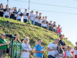 Wielkie wspólne śpiewanie "Prząśniczki" w parku Ocalałych