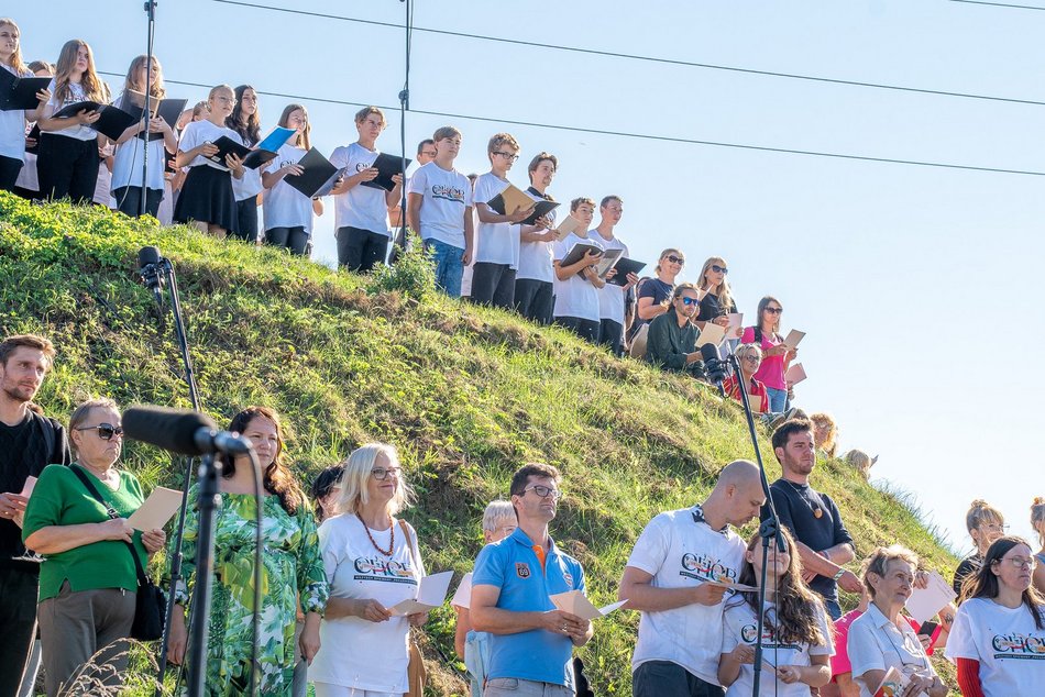 Wielkie wspólne śpiewanie "Prząśniczki" w parku Ocalałych