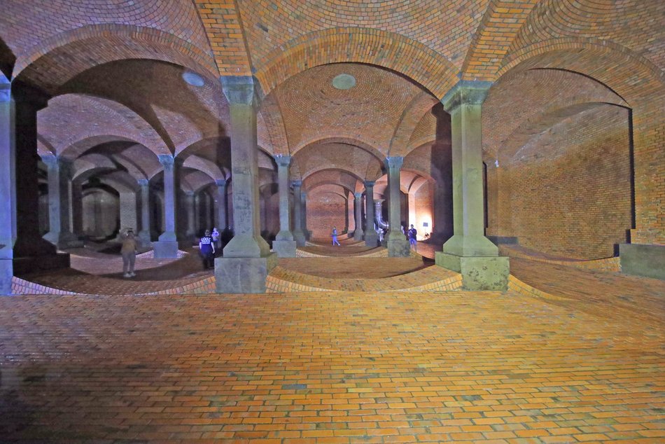 Zwiedzanie podziemnej katedry na Stokach z okazji 600. Urodzin Łodzi