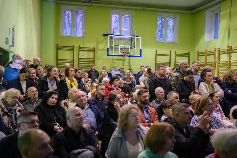 Łódź. Kolej Dużych Prędkości w Łodzi. Tłumy mieszkańców Starego Polesia na spotkaniu z wykonawcami