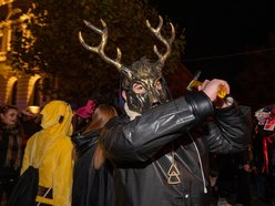 Łódź. Halloweenowa parada przeszła Piotrkowską w Łodzi. Tłumy duchów, czarownic i zombie!