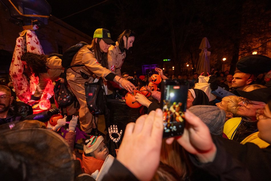 Łódź. Halloweenowa parada przeszła Piotrkowską w Łodzi. Tłumy duchów, czarownic i zombie!
