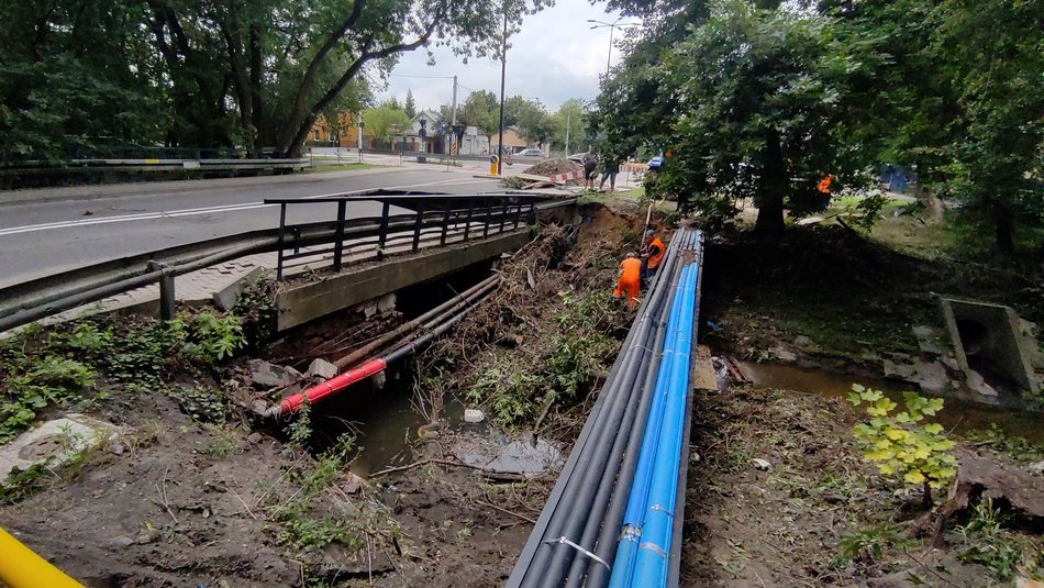 Zawalony w skutek burzy most na rzece Bałutce