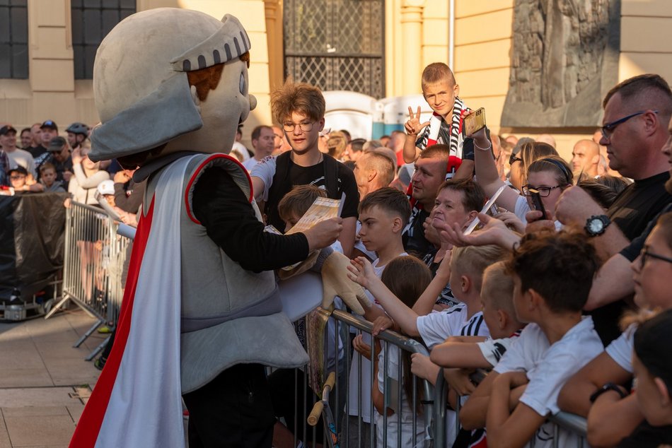 ŁKS Łódź zaprezentował skład na placu Wolności! Byłeś/aś tam? Odszukaj się w galerii