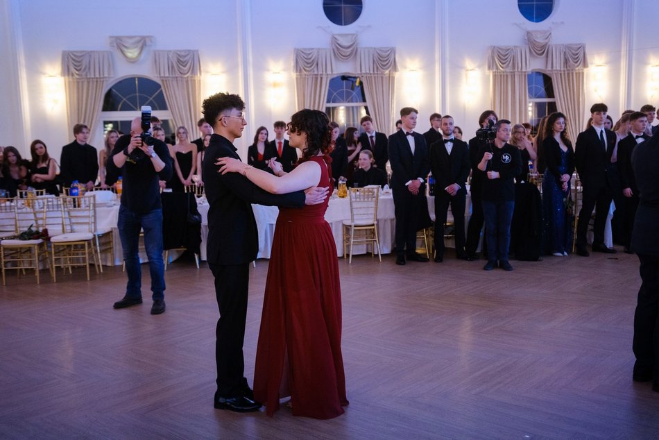 Studniówka XV w Łodzi. Niezapomniane chwile i piękne wspomnienia