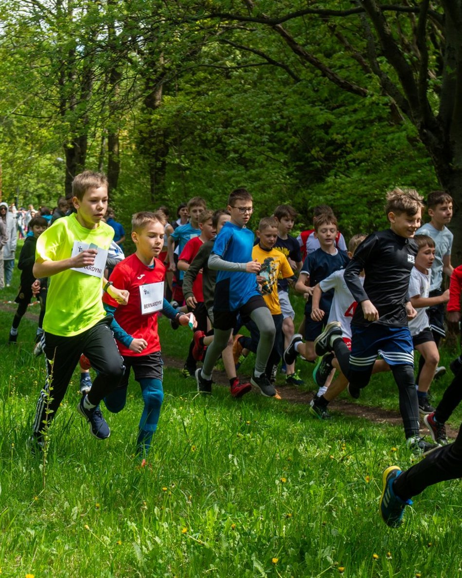 Łódź. XVII Bieg Olimpijczyków w parku Baden-Powella. Rywalizowali uczniowie szkół w Łodzi