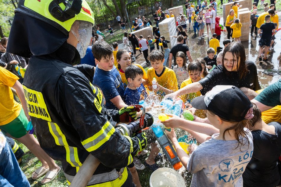 Bitwa wodna na Manhattanie w Łodzi. Śmigus-dyngus pełną parą!