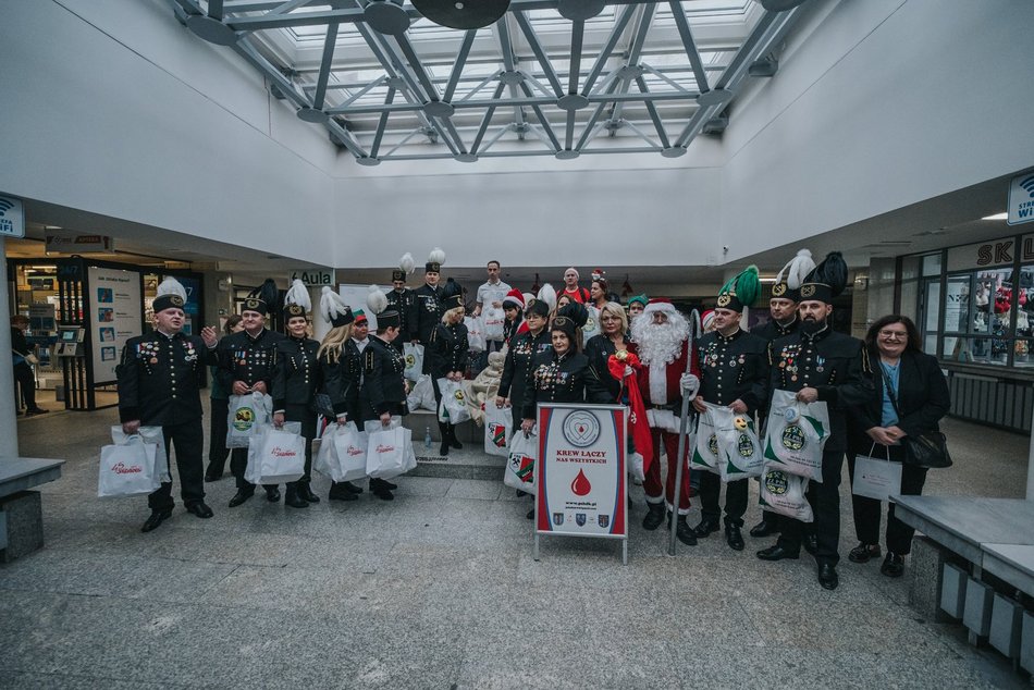 Łódź. Tradycja podtrzymana! Górnicy z Bełchatowa oddali krew i odwiedzili dzieci w Szpitalu Matki Polki w Łodzi