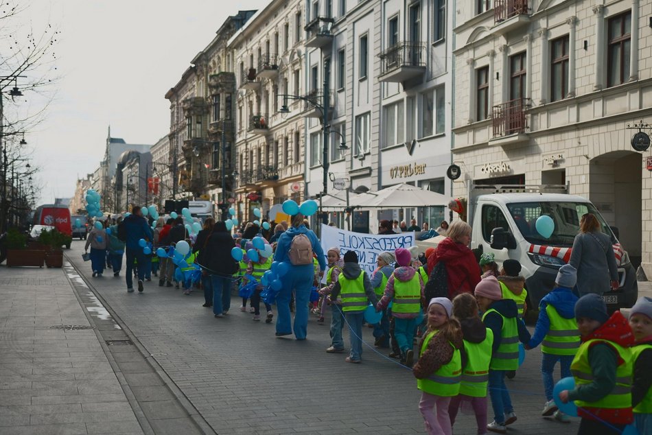 Łódź. Światowy Dzień Autyzmu. Przedszkolaki przemaszerowały Piotrkowską!