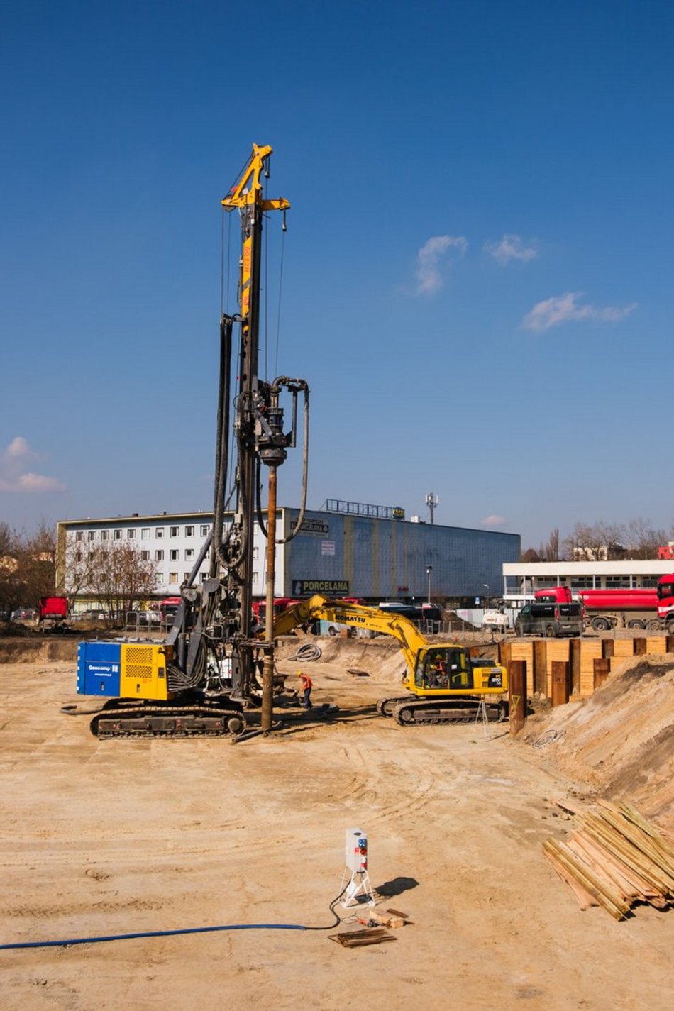 Łódź. Nowe mieszkania miejskie przy Pabianickiej w Łodzi. Palownica wjechała na plac budowy!