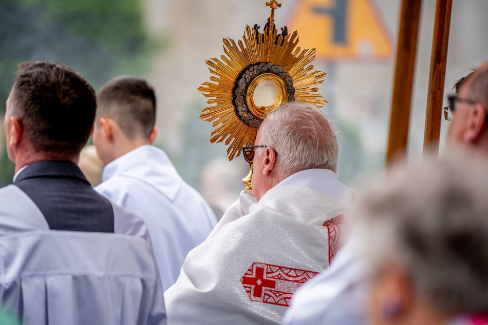 Łódź. Boże Ciało w Łodzi. Procesja z kościoła Matki Boskiej Zwycięskiej przeszła ulicami miasta