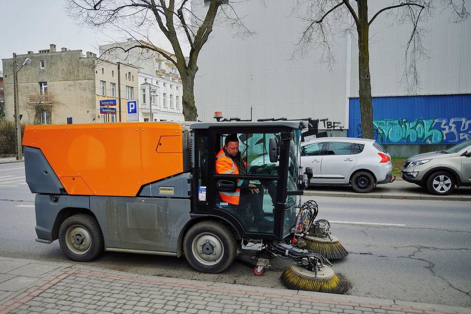 Łódź. Wielkie sprzątanie w Łodzi na wiosnę. Już prawie 1000 kilometrów dróg lśni czystością!