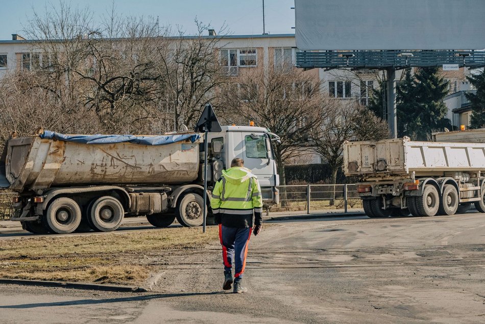 Remont Broniewskiego w Łodzi ruszył pełną parą. Drogowcy pracują nad nowym torowiskiem