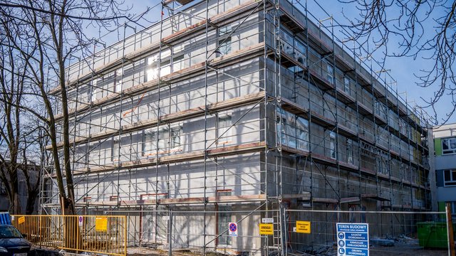 Remont Szkoły Podstawowej nr 169 w Łodzi. Są już nowe piętra, dach i więcej [ZDJĘCIA]