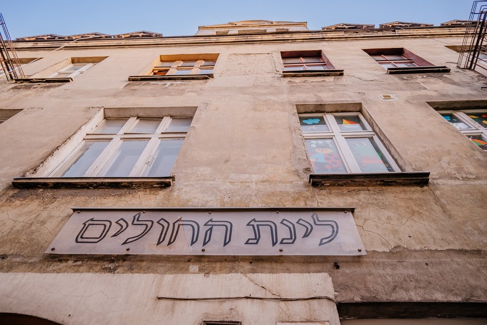 Napis w języku hebrajskim na kamienicy przy ul. Rewolucji 1905 r. 19