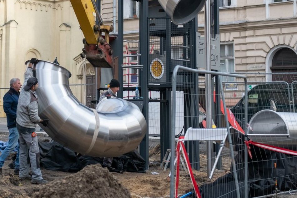 Nowy plac zabaw w centrum Łodzi przy Skwerze Wiedźmina