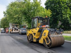 Układanie asfaltu na ul. Zachodniej