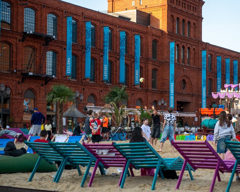 Łódź. Manufaktura otwiera sezon letni! Na rynku pojawiła się piaszczysta plaża
