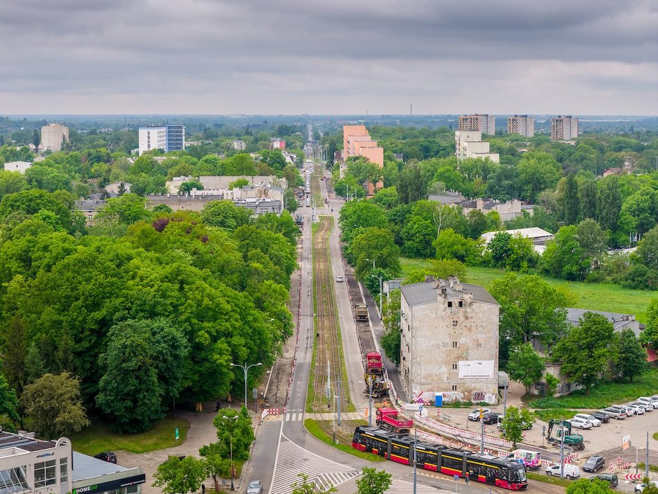 Łódź. Remont Pabianickiej nie zwalnia tempa. Nowe krawężniki, chodnik i nawierzchnia