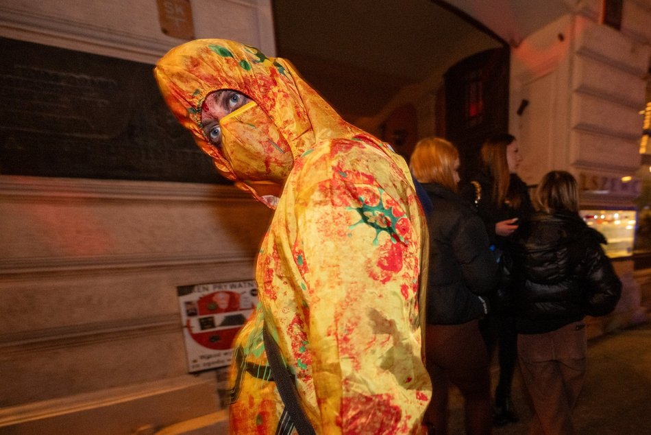 Łódź. Halloweenowa parada przeszła Piotrkowską w Łodzi. Tłumy duchów, czarownic i zombie!